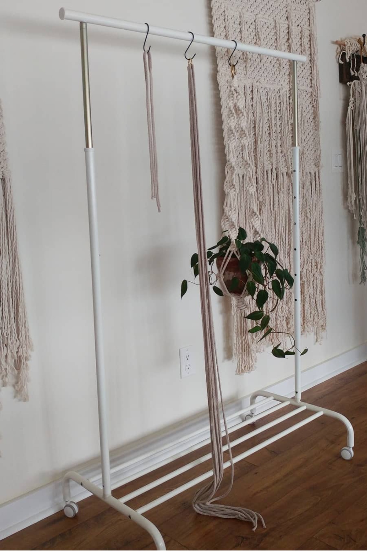 Portable clothing rack used for macramé