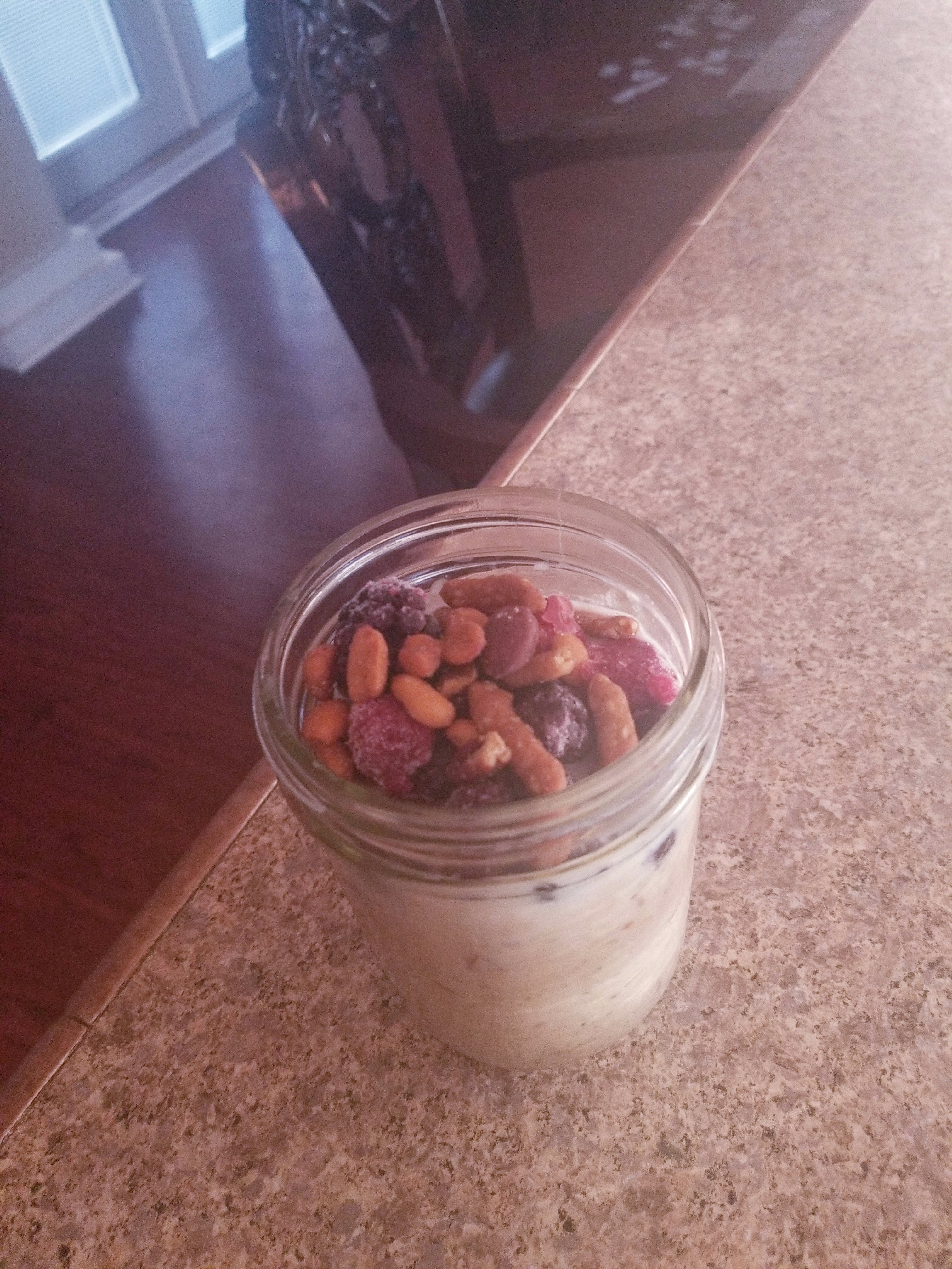 Breakfast: overnight oat. Berrys,almond milk,pecans,walnuts content media