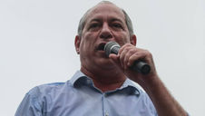 Ciro diz que Lula insiste em 'farsa' de candidatura e tenta enganar o 'povo'