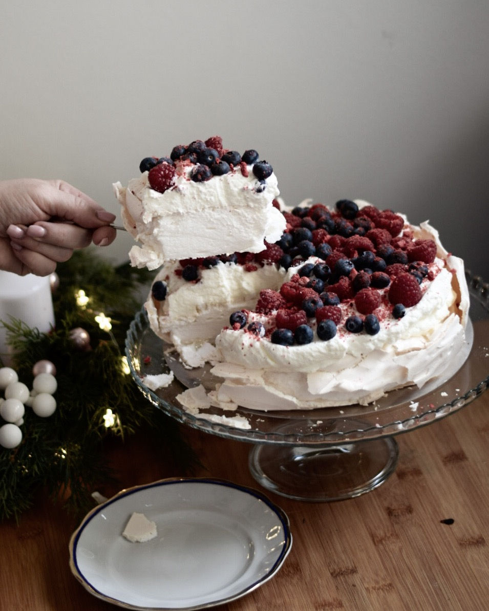 pavlova, torta, helenine čarovnije, recept za torto, biskvit za torto, biskvit za torto ki ne pade dol, rojstnodnevna torta, partypek, partipek, sladke želje, ulline dobrote