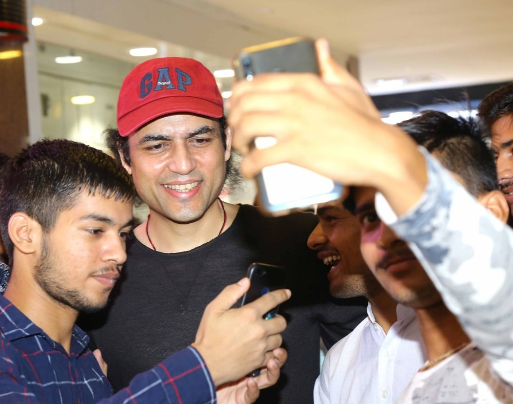 MEGASTAR AAZAAD WITH HIS FANS