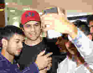 MEGASTAR AAZAAD WITH HIS FANS