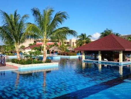 Hotels with swim-up bar