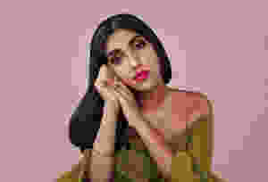 La autora Rupi Kaur | Para el libro El sol y sus flores
