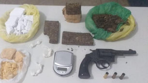 Irecê: PM apreende drogas e arma de fogo após perseguição de motociclista.