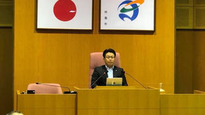 議長席で