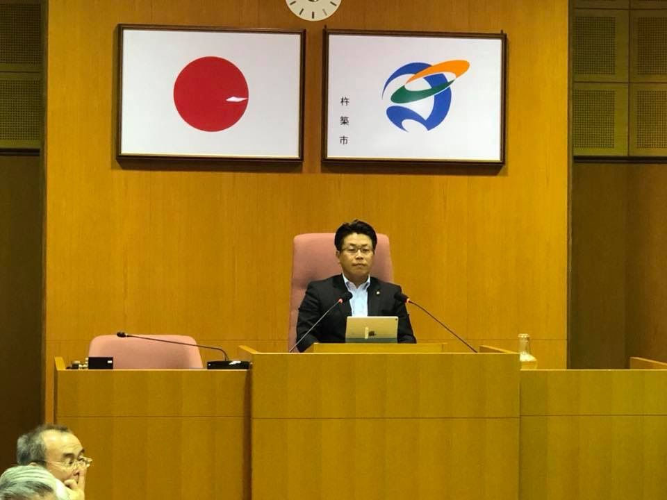 議長席で