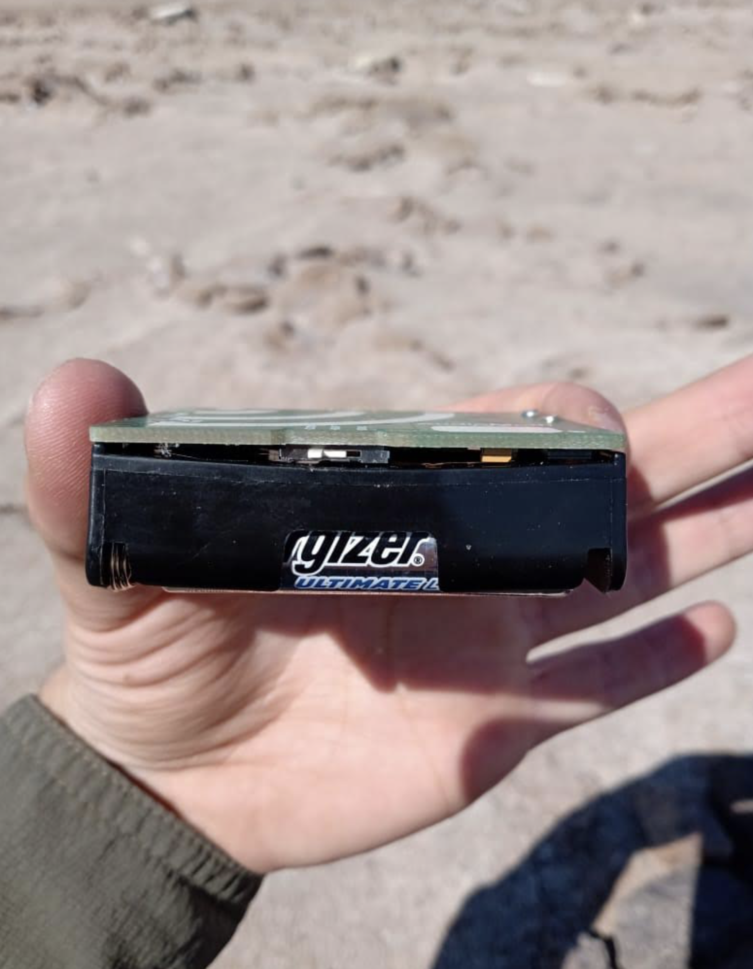 Curved battery holder by hot temperatures content media