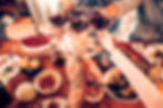 Image montrant des verres de vin en train de trinquer