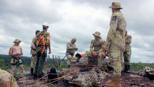 Morro do Chapéu: Caesa recebe instruções de rapel em novo treinamento na Cachoeira do Ferro Doido.