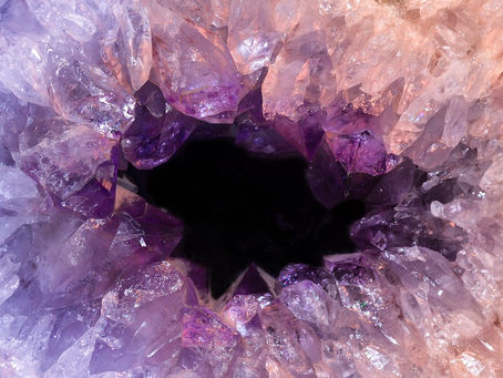 Tko tebe kamenom, ti njega mirnom spremnošću da uništiš vlastiti kristal...