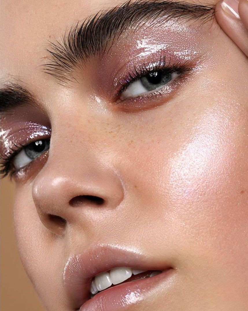 Glossy look, dewy skin, 2020 makeup trend, tendência de maquiagem 2020