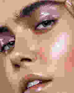 Glossy look, dewy skin, 2020 makeup trend, tendência de maquiagem 2020