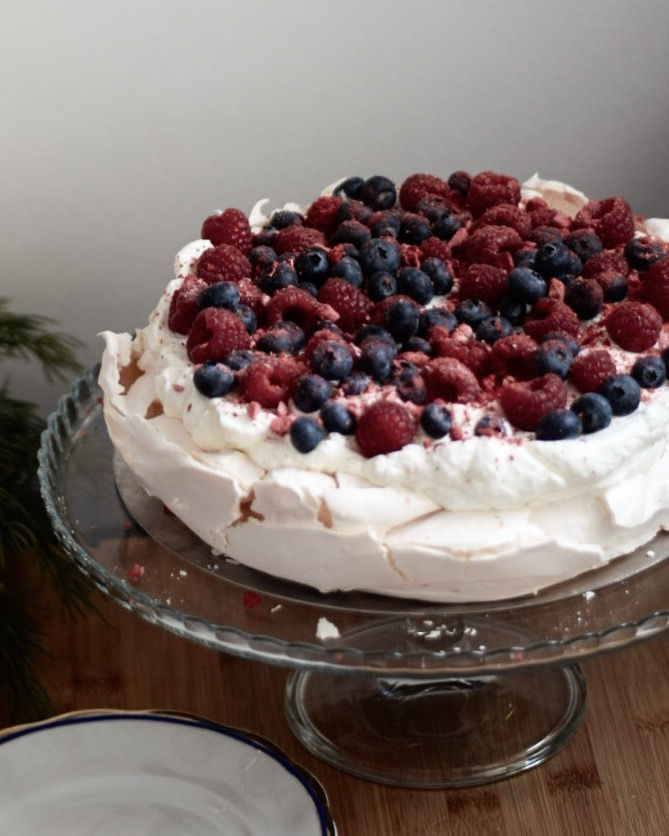 pavlova, torta, helenine čarovnije, recept za torto, biskvit za torto, biskvit za torto ki ne pade dol, rojstnodnevna torta, partypek, partipek, sladke želje, ulline dobrote