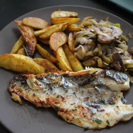 Filet de bar frit au beurre de sauge maître d’hôtel
