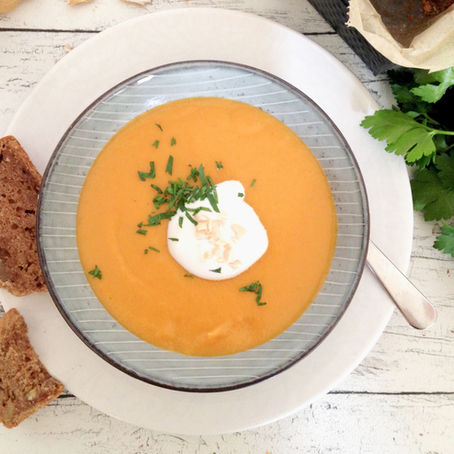 Süßkartoffel-Erdnuss-Suppe mit herzhaftem Bananenbrot