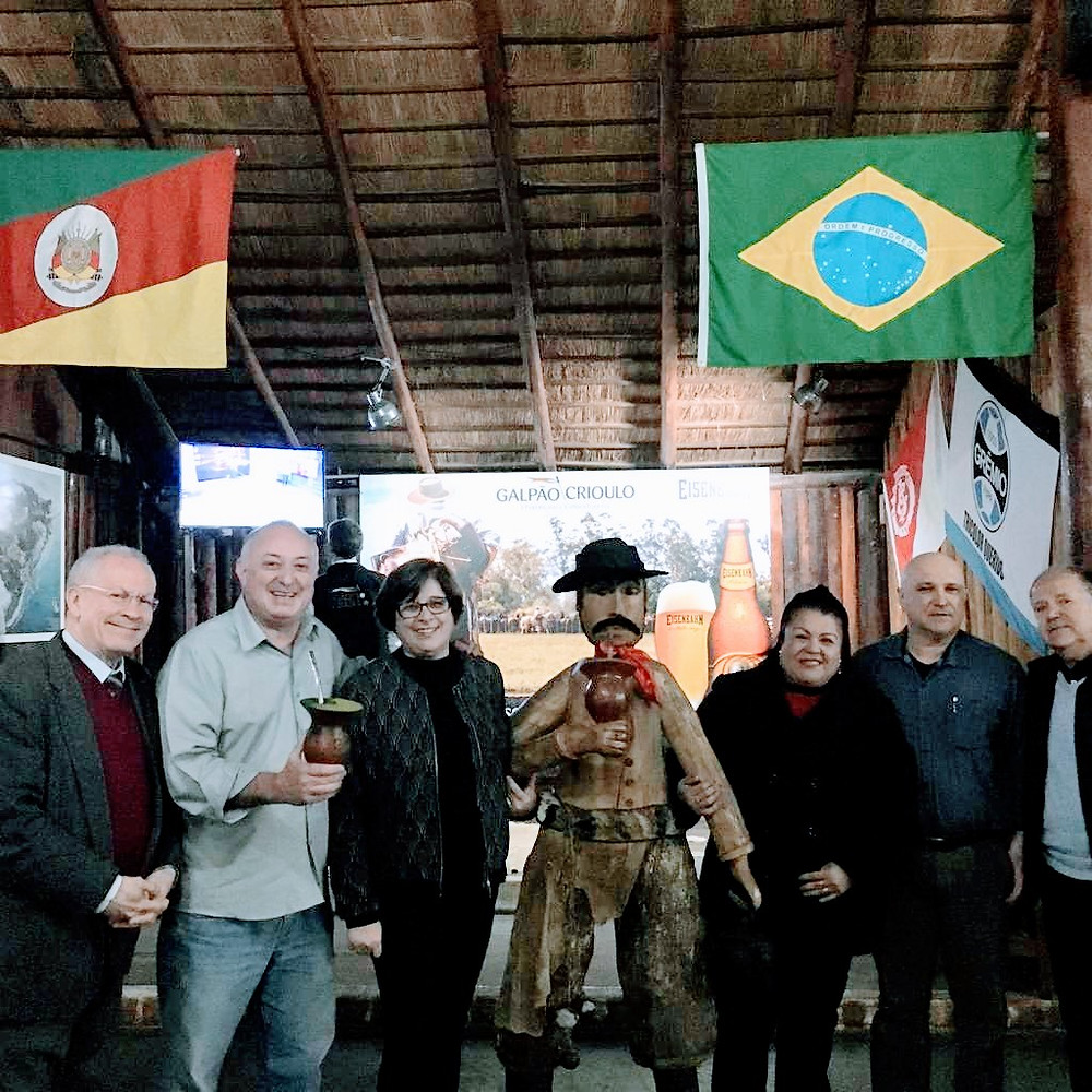 Na Churrascaria Galpão Crioulo, Voltencir Fleck (2º da esquerda para a direita) vai conversar com um grupo de convidados extremamente especial, sobre o que Porto Alegre oferece aos seus visitantes. O turismo receptivo da capital gaúcha será destacado.