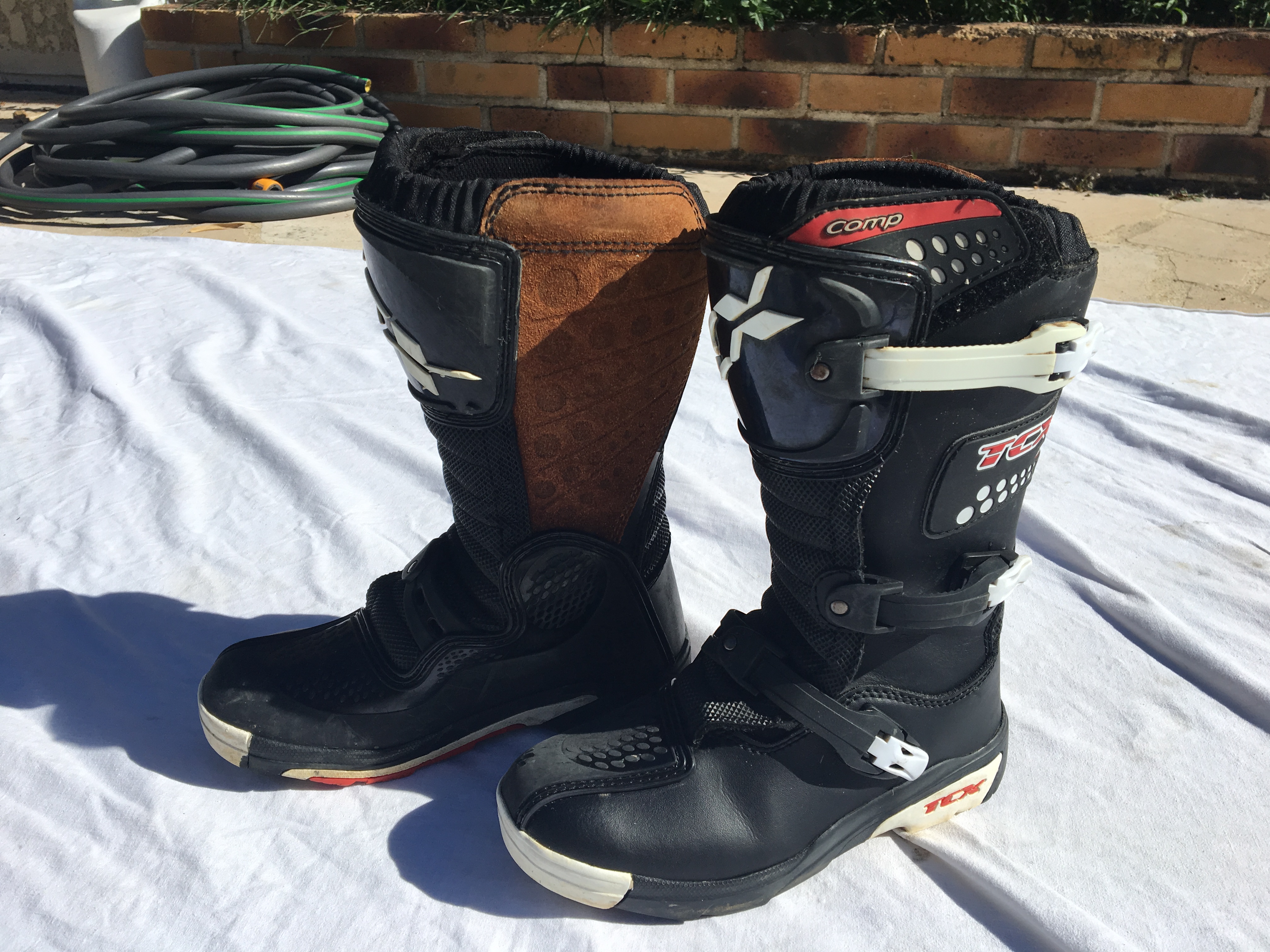 Bottes moto cross TCX enfant Taille 37 manque une attache mais le velcro du dessus maintient bien la botte 30€ 0679187282 content media