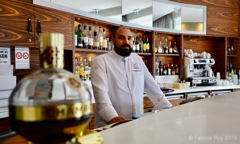 Guillaume Winterstein au bar du restaurant "Au comptoir des sables".