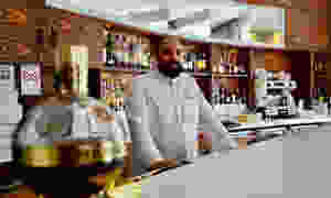 Guillaume Winterstein au bar du restaurant "Au comptoir des sables".