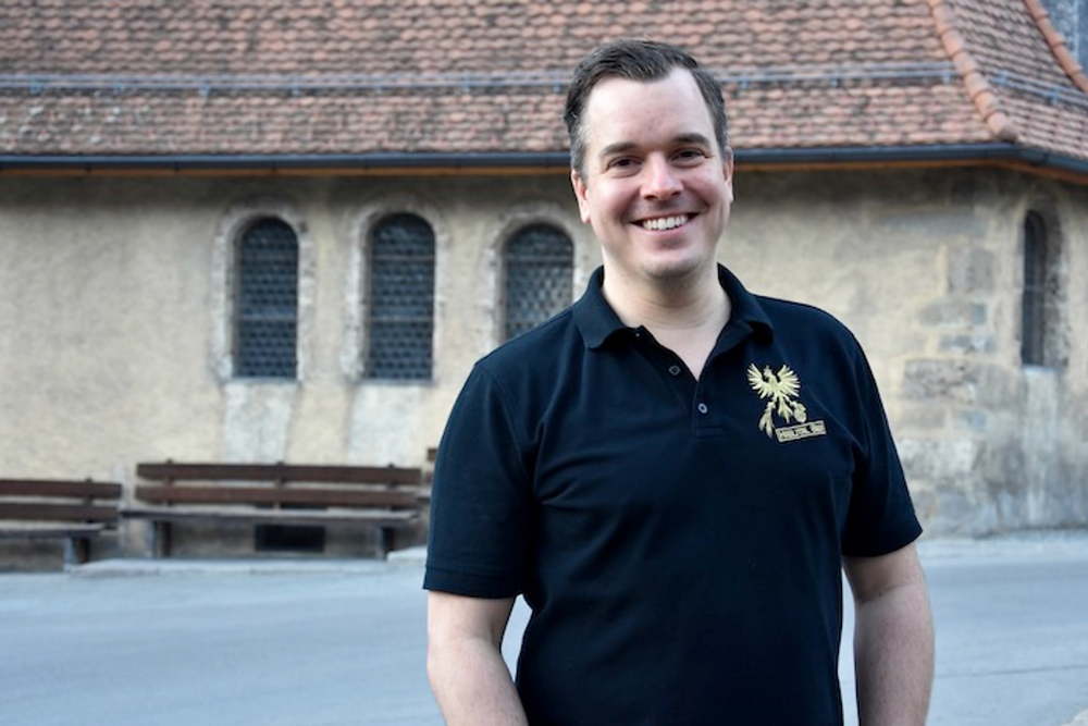 Christian Bachmann (36) informiert in Meiringen über die neue Strategie von Haslital Bier.Foto: Zora Herren