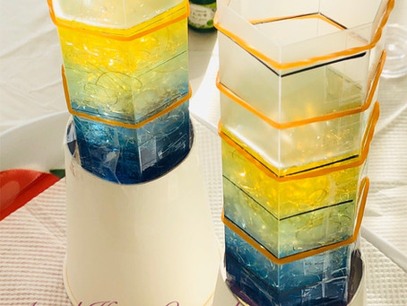 チャクラカラーの水晶ポイント型オルゴナイトを製作中