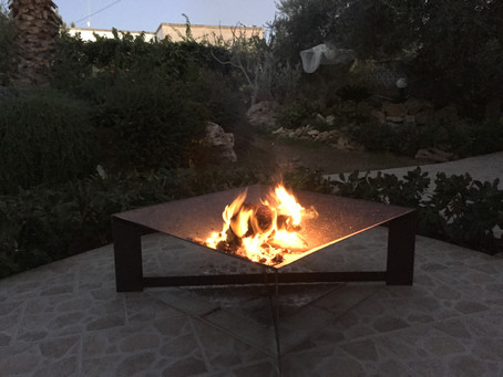 Abendliches Lagerfeuer im Garten