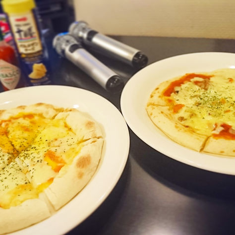 インターネットカフェ「コローレ」の絶品フードメニュー!~マルゲリータピザ&グリルチキンピザ~