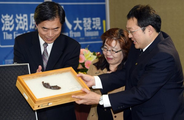 台灣考古重大發現!19萬年前人類化石「澎湖原人」為現代人類祖先 登上國際頂尖期刊《自然通訊雜誌(Nature Communications)》〔2015-01-27〕