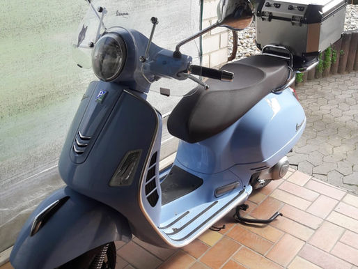 Vespa mit 42Liter GIVI Top Case