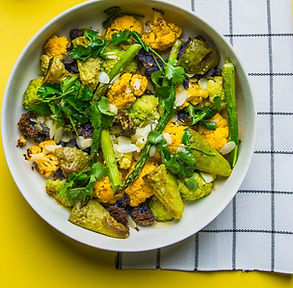 Kepti žiediniai kopūstai su smidrais, avokadais ir migdolų riekelėmis (Receptas)