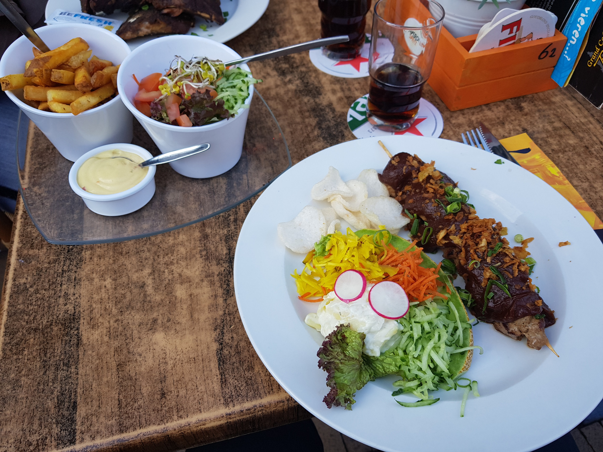 Schweinefleischspieß mit Satesauce und Kartoffelsalat - Groningen Niederlande content media