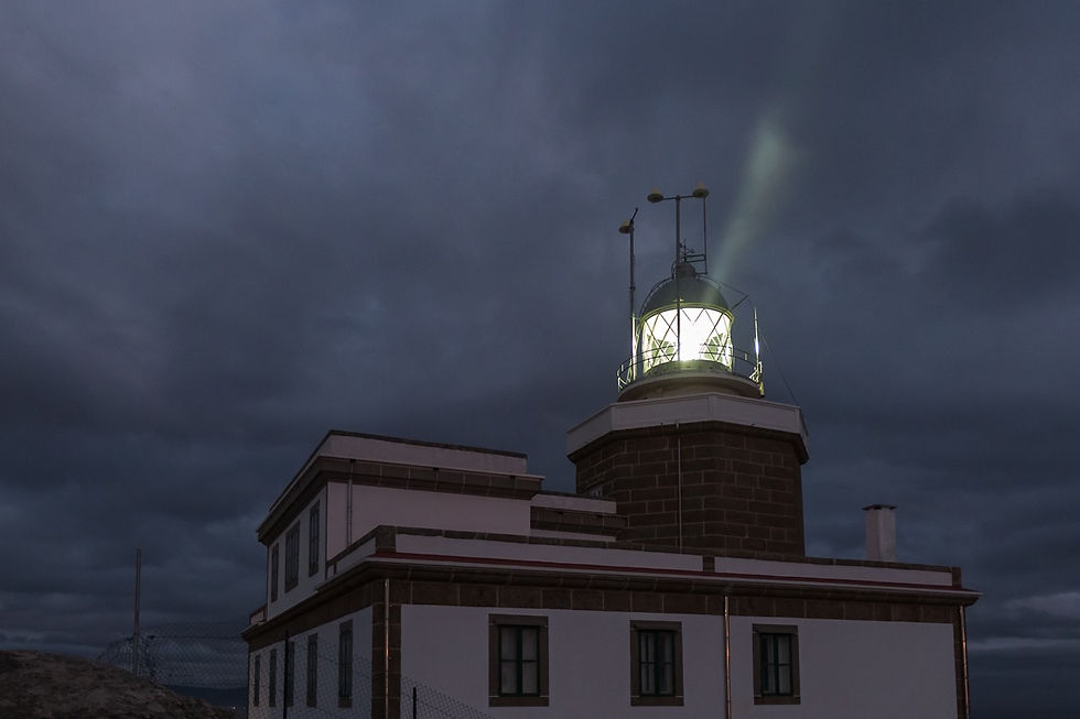 Маяк на мысе Финистеррае (Конец света) в Галисии.