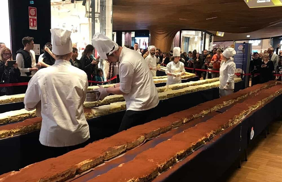 Cozinheiros produzindo o maior tiramisu do mundo 
