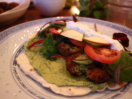 Grønne guldklumper - falafel, hummus, myntedip og fladbrød