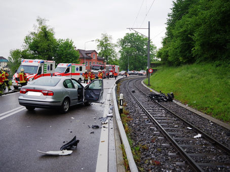 Strassenrettung, in Frauenfeld, St. Gallerstrasse 68, 1 Lenker eingeklemmt und Umleitung erstellen