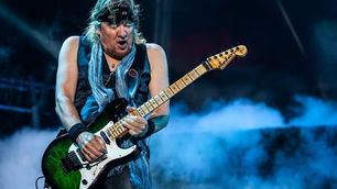 Adrian Smith: "Quando arrivammo per la prima volta in America usai alcol e droghe per reggere"