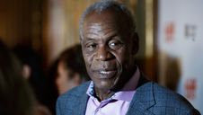 "Eles tiram dinheiro do povo com sanções e depois falam em salvá-los": Danny Glover sobre Venezuela