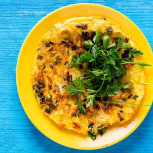 Skanusis ir sotusis svogūnų omletas