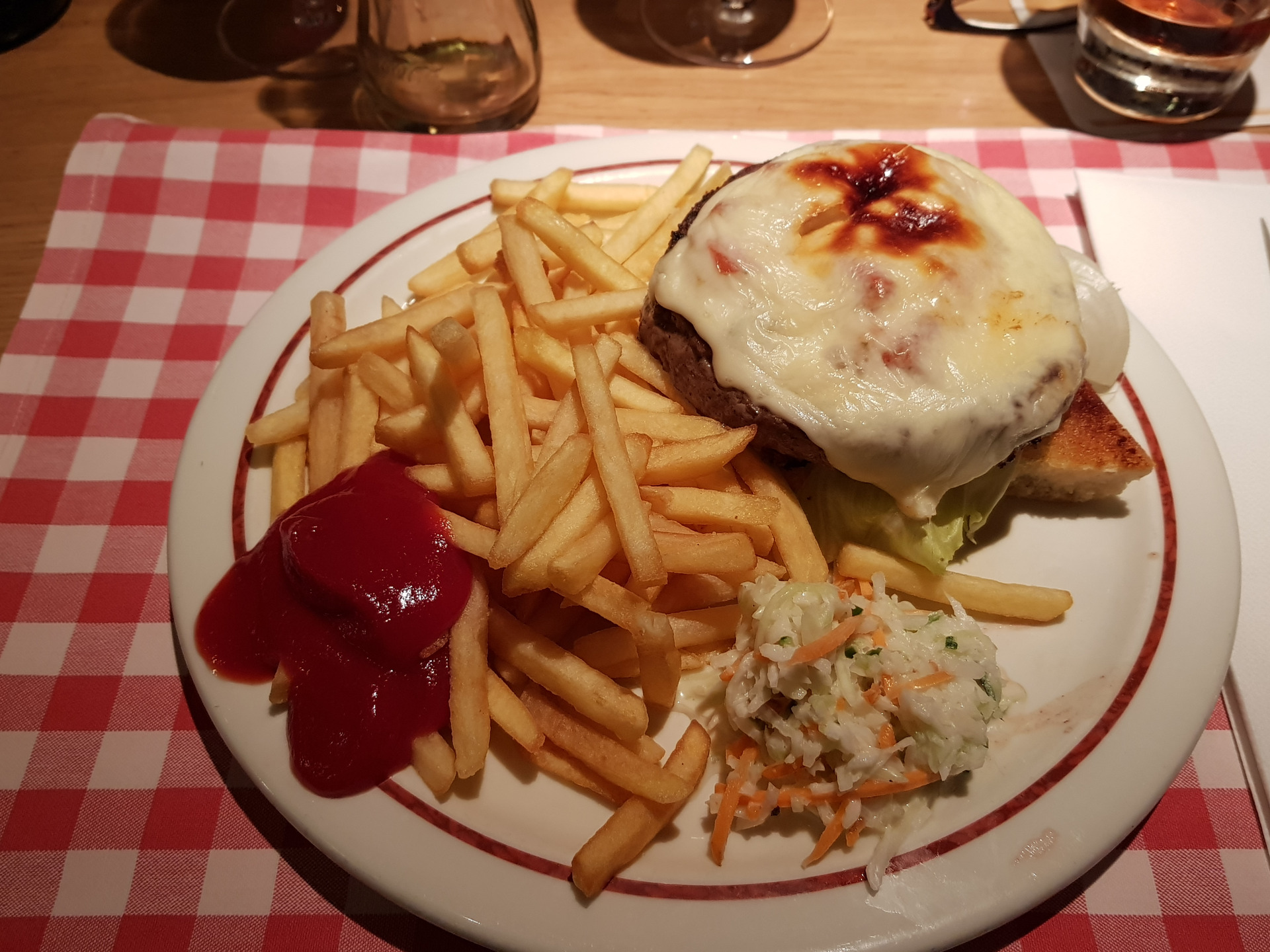Blockhouse am Kröpke (Steakhouse) in Hannover- Burger auf Baguette mit Pommes content media