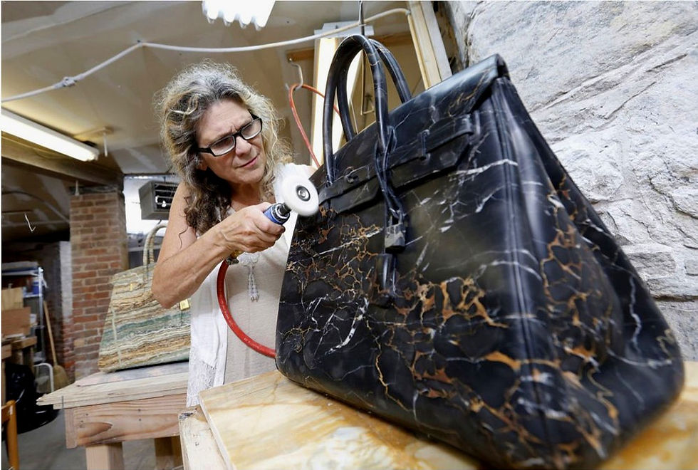 Barbara Ségal tallando uno de sus bolsos
