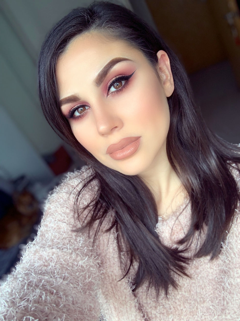 Soft warm nudes..
Arabic liner for a more cat eye look with Huda Beauty Rose Gold Remastered..