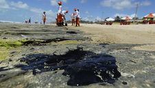 Jovem morre afogado após ficar preso em Óleo da Shell em praia da Bahia