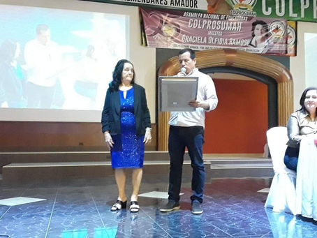 COLPROSUMAH RINDE HOMENAJE A MAESTRA DE ROATÁN.
