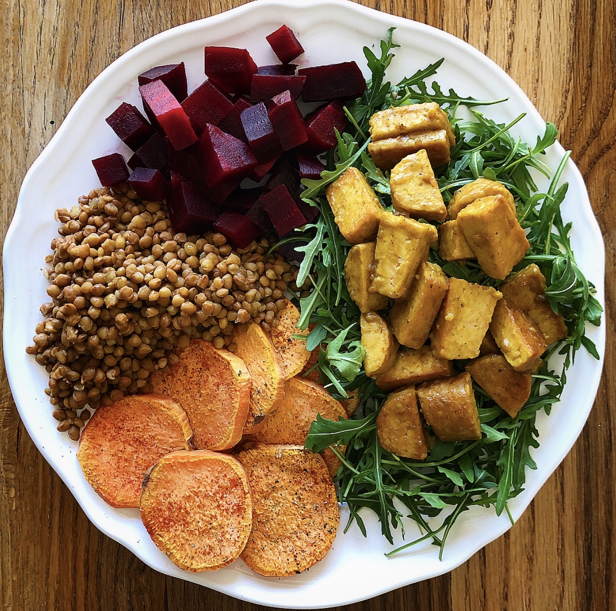 TEMPEH AL CURRY CON PATATE DOLCI AL FORNO, LENTICCHIE E RAPA ROSSA