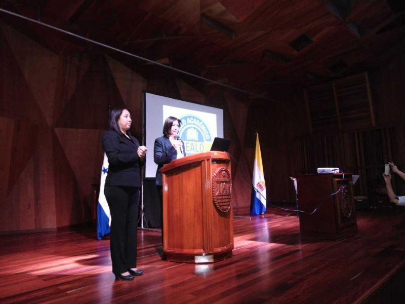 Presentación de revista "Lo Esencial"