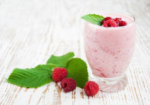 Zdravé a velmi rychlé malinové smoothie s jogurtem