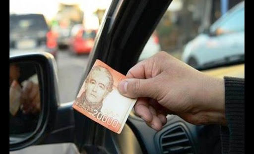 Conductora es detenida por ofrecer dinero para evitar detención al infringir cuarentena