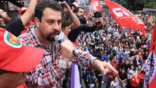 Só o trabalhador e a classe média pagam impostos no Brasil, diz Boulos