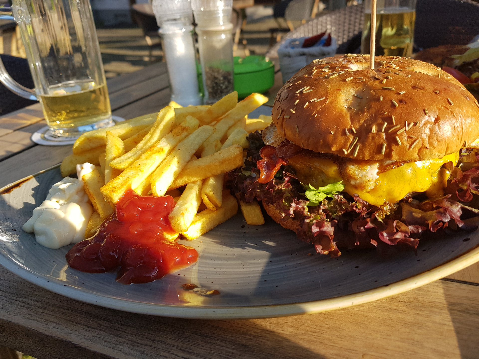 Resi-Burger mit Angus Beef, Spiegelei und Bacon -Residenz in Schloss Neuhaus Paderborn content media